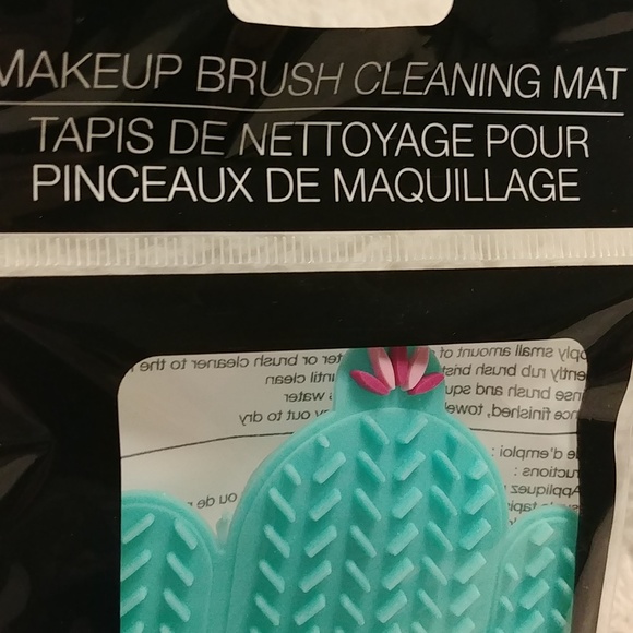 🎉2/$16 Cactus Makeup Brush Cleaning Mat - Picture 2 of 4